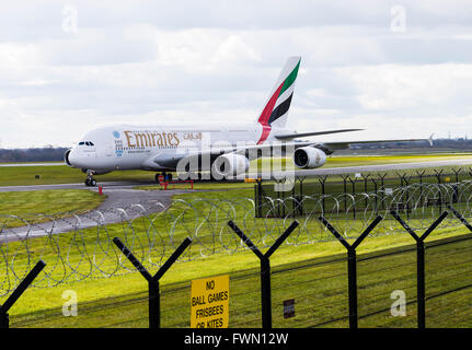Emirates Airline avion Airbus A380-862 A6-EER le roulage à l'Aéroport International de Manchester en Angleterre Royaume-Uni UK Banque D'Images
