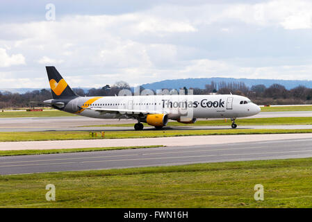 Thomas Cook Airlines Airbus A321-211(w) G-TCDX avion à l'atterrissage à l'Aéroport International de Manchester en Angleterre Royaume-Uni UK Banque D'Images