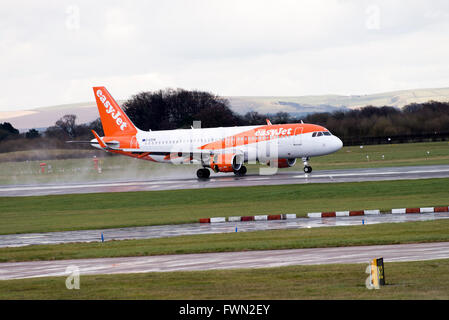 EasyJet Airbus A320-214 G-EZON Avion atterrissage sur l'arrivée à l'Aéroport International de Manchester en Angleterre Royaume-Uni UK Banque D'Images