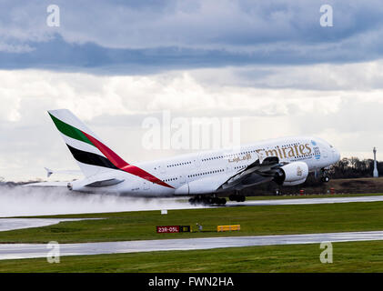 Emirates Airline avion Airbus A380-862 A6-EER décolle dans la pluie de l'Aéroport International de Manchester en Angleterre Royaume-Uni Banque D'Images
