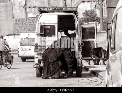 Trois femmes en burqa noire taxi bus entrant au Maroc Banque D'Images