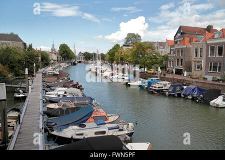 Les petits bateaux dans l'une des nombreuses marinas à Dordrecht, Hollande méridionale, Pays-Bas. Banque D'Images