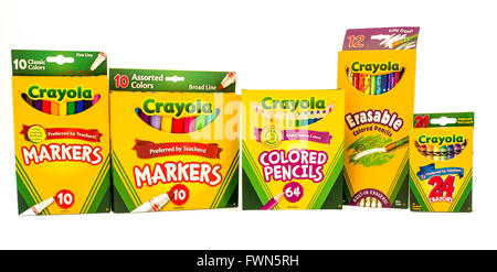 Winneconne, WI 27 Sept 2015 : Les boîtes de Crayola, marqueurs, crayons et crayons de couleur. Banque D'Images