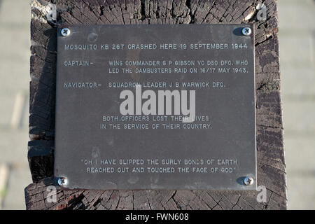 Plaque commémorative sur le site de l'accident qui a tué le pilote RAF WWII, commandant de l'escadre Guy Gibson, Steenbergen Hollande. Banque D'Images