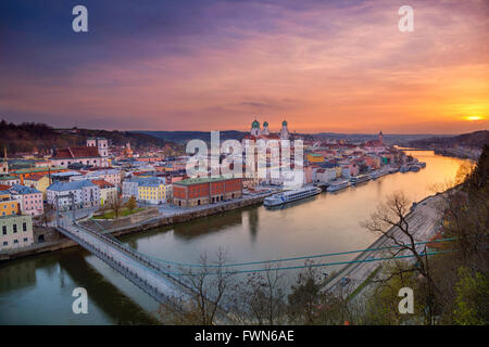 Passau. Passau skyline pendant le coucher du soleil, Bavière, Allemagne. Banque D'Images