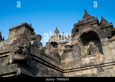 Niches Bouddha et gargouille autour des niveaux inférieurs du Borobudur Banque D'Images