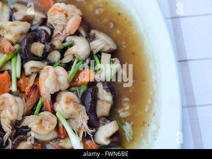 Sauté de champignons shiitake, champignons frais aux crevettes Banque D'Images