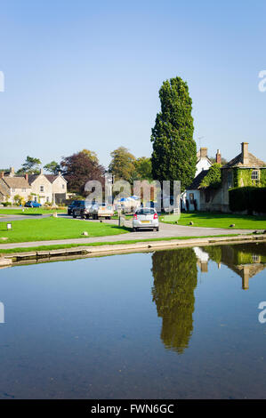 Réflexions dans Biddestone étang du village UK Banque D'Images