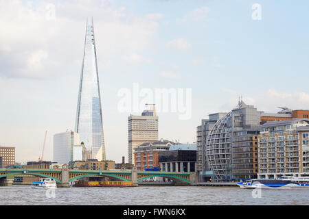 Le Shard building view dans l'après-midi avec la rivière Thames à London Banque D'Images