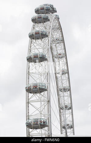 London Eye, grande roue, cabines de détails sur un ciel nuageux à Londres, Royaume-Uni Banque D'Images