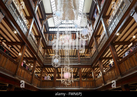 La liberté, l'intérieur luxueux grand magasin de Regent Street à Londres Banque D'Images