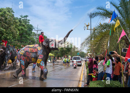 Profitez de fêtards aux projections d'eau avec des éléphants pendant Songkran Festival on Apr 13, 2015 à Ayutthaya, Thaïlande. Banque D'Images