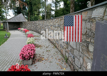 Un drapeau américain sur le massacre de Malmedy Baugnez, site commémoratif, à proximité de Malmedy, Belgique. Banque D'Images