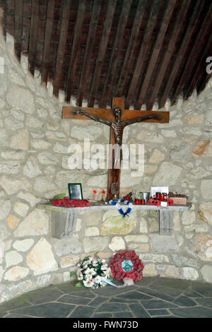 Croix dans la petite chapelle, sur le site commémoratif de la Malmedy Baugnez, massacre, à proximité de Malmedy, Belgique. Banque D'Images