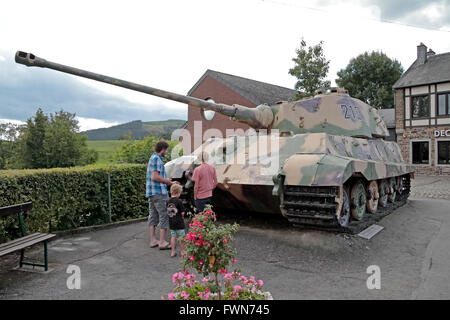 Un roi allemand Tigre (Tiger II) dans le réservoir de La Gleize, Belgique. Banque D'Images