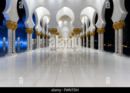 L'équilibre - la Grande Mosquée Sheikh Zayed, Abu Dhabi Banque D'Images