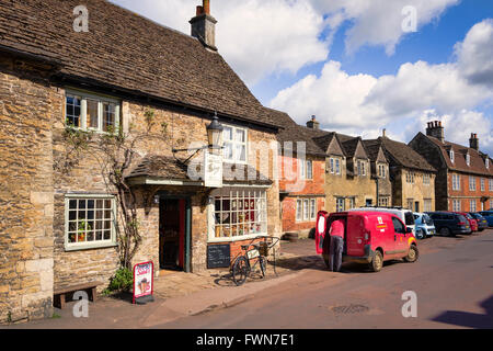 Village de Lacock recevant son Royal Mail quotidien service de livraison postale Banque D'Images