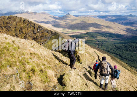 Les randonneurs en ordre décroissant Bostn y Ddysgl vers Mynydd Drws-y-coed sur Nantlle Ridge dans les montagnes de Snowdonia National Park. Pays de Galles UK Banque D'Images