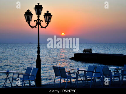 Coucher du soleil sur la plage de village de siviri Banque D'Images