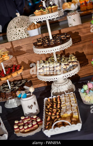 Candy bar sur un stand lors de la réception de mariage Banque D'Images