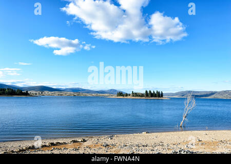 Lake Jindabyne, formé par le barrage sur la Jindabyne Snowy River, New South Wales, Australie Banque D'Images