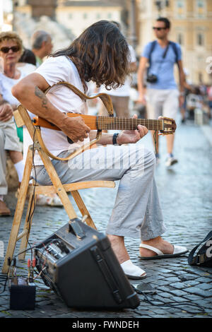 Rome, Italie - 22 août 2015 : la célèbre Place Navona un artiste de rue man playing guitar Banque D'Images