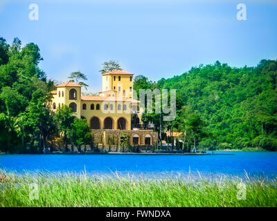 La maison au bord du lac et sur la colline et le lac bleu Banque D'Images