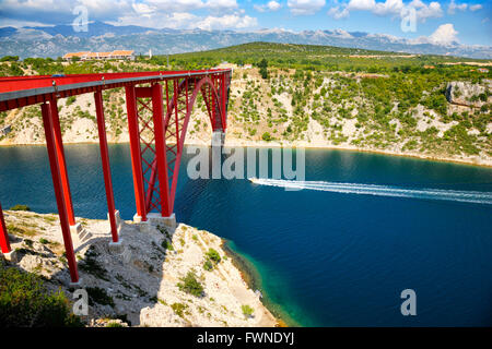 Pont Maslenica.Vitesse de croisière en bateau sous le pont Banque D'Images