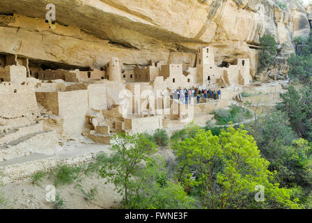 Cliff Palace touristes visitent le parc National de Mesa Verde, Colorado, USA Banque D'Images