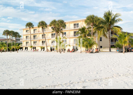 Et les gens de l'hôtel sur la plage de Fort Myers Beach sur Estero Island à côte ouest de la Floride, USA Banque D'Images