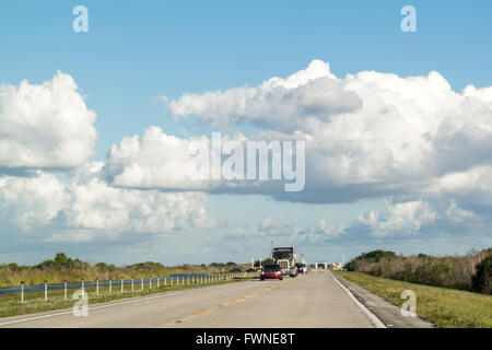 La circulation le Tamiami Trail, US 41, dans la réserve nationale de Big Cypress, Everglades, Florida, USA Banque D'Images