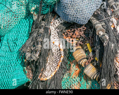 Divers équipements de pêche à bord d'un chalutier : filets, flotteurs et chaîne Banque D'Images