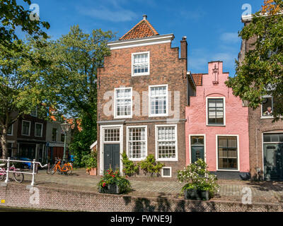 Maisons anciennes sur canal Groenhazengracht à Leiden, Hollande méridionale, Pays-Bas Banque D'Images