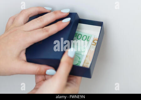 Femme les mains ouvertes fort avec l'intérieur de billets en euros Banque D'Images