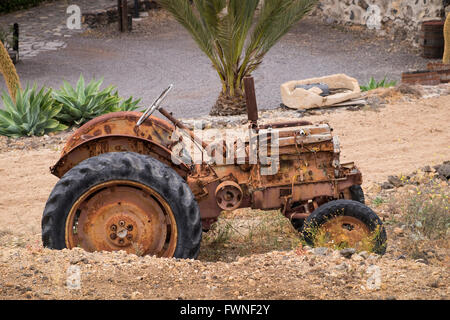 Vieux tracteur abandonné dans un champ à San Miguel, Tenerife, Canaries, Espagne, Banque D'Images