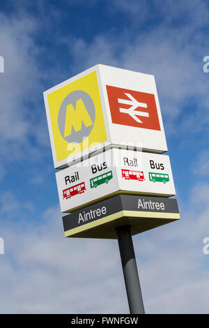 Aintree Merseyrail signe, à l'entrée de la gare où racegoers arriveront pour le Grand National 2016 Crabbie's, UK. Banque D'Images