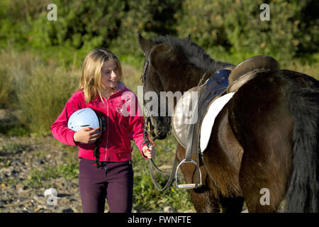 Les jeunes Anglais adolescentes fille avec son poney, adolescence, 13, 14, 15, l'année, dernières années, vieux, personne, femme, poney, poneys, petits chevaux,, Banque D'Images