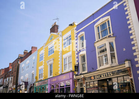 Dans les devantures colorées high street. Glastonbury, Somerset, Angleterre Banque D'Images