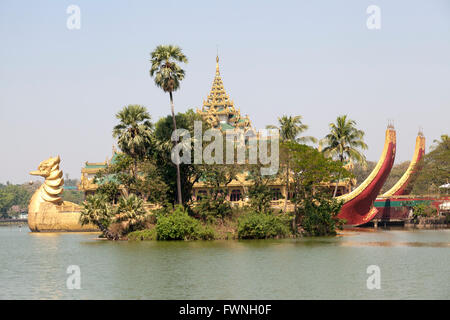 Sur la rive orientale de la Lac Kandawgyi (Yangon), le Crazy Karaweik Hall est la copie de la barge royale. Banque D'Images