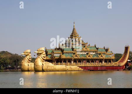 Sur la rive orientale de la Lac Kandawgyi (Yangon), le Crazy Karaweik Hall est la copie de la barge royale. Banque D'Images