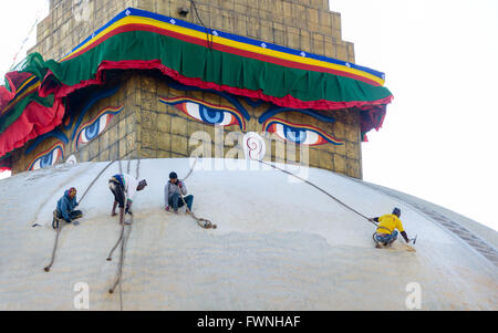 Les travailleurs qui font des travaux de rénovation sur stupa Boudhanath, Site du patrimoine mondial de l'UNESCO vers décembre 2013 à Katmandou, Népal Banque D'Images