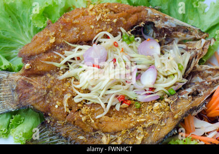 Le poisson tilapia frit avec salade de mangue Banque D'Images