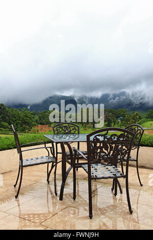 Table vide pour pique-nique dans mountain landcape Banque D'Images