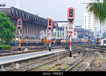 Les signaux pour des trains et chemins de fer et de feu de circulation pour locomotive à Bangkok. Banque D'Images