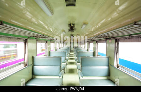 Siège vide à l'intérieur wagon train locomotive Banque D'Images