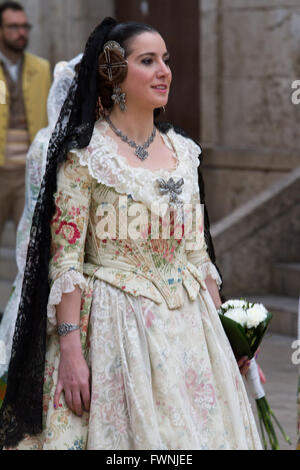 Femme en costume traditionnel lors de la procession annuelle pour les offrandes à la Vierge de los Desamparados Valence Espagne Banque D'Images