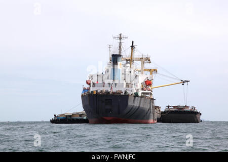 Fret cargo ship navire remorqueur et avec des conteneurs Banque D'Images
