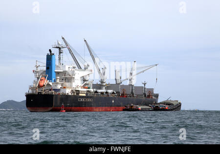 Fret cargo ship navire remorqueur et avec des conteneurs Banque D'Images