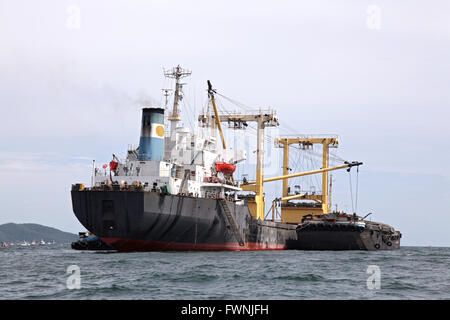 Fret cargo ship navire remorqueur et avec des conteneurs Banque D'Images