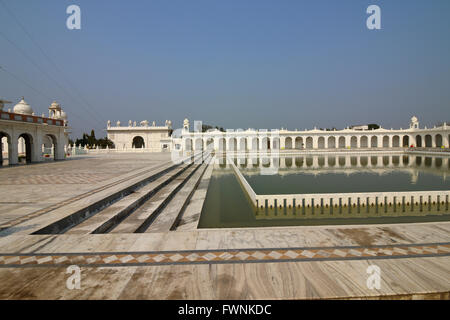 Belle Gurdwara Shri Gurdwara Sahib, Kapal Mochan temple sikh à Bilaspur dans l'Etat indien de l'Haryana. Banque D'Images